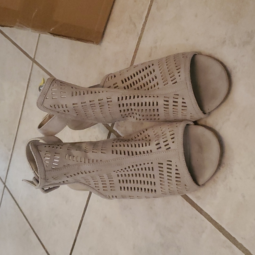 EUC LIKE NEW B.L.E.U Beige Laser Cut Perforated wedge Sandals ROSINA Beige Sz.9 - Picture 3 of 9